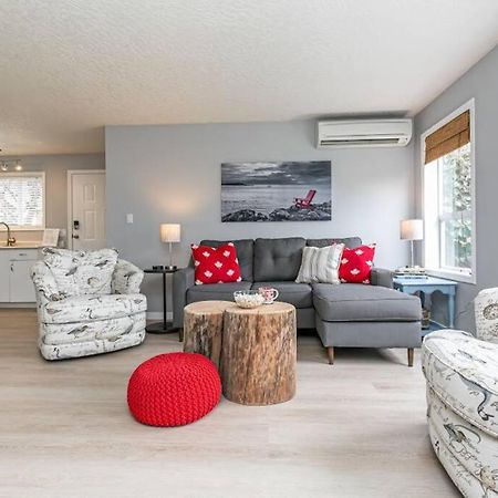 Lovely 2 Bedroom Suite Steps From The Beach 빅토리아 외부 사진
