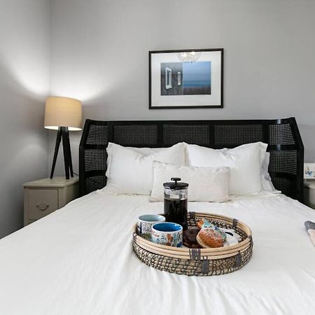 Lovely 2 Bedroom Suite Steps From The Beach 빅토리아 외부 사진