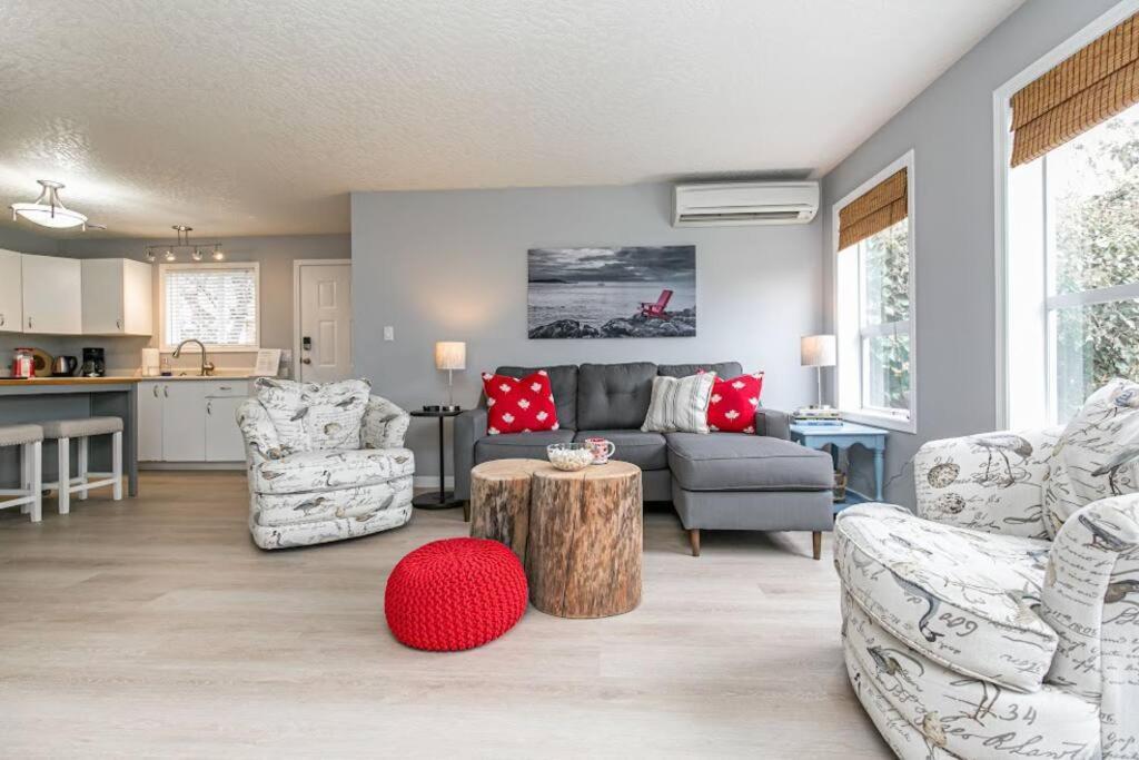 Lovely 2 Bedroom Suite Steps From The Beach 빅토리아 외부 사진