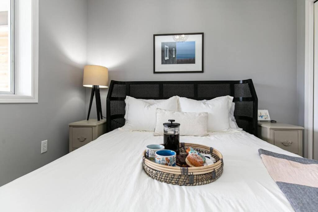 Lovely 2 Bedroom Suite Steps From The Beach 빅토리아 외부 사진