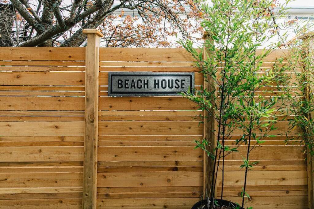 Lovely 2 Bedroom Suite Steps From The Beach 빅토리아 외부 사진