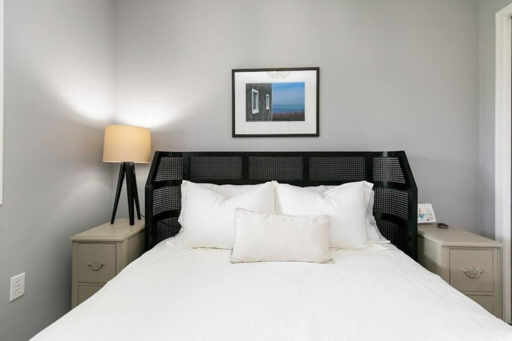 Lovely 2 Bedroom Suite Steps From The Beach 빅토리아 외부 사진