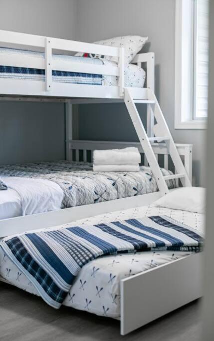 Lovely 2 Bedroom Suite Steps From The Beach 빅토리아 외부 사진