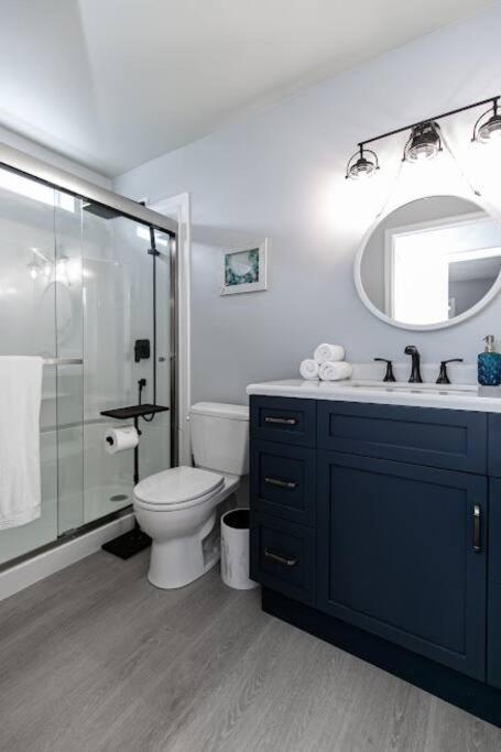 Lovely 2 Bedroom Suite Steps From The Beach 빅토리아 외부 사진