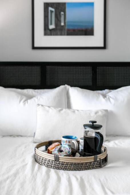 Lovely 2 Bedroom Suite Steps From The Beach 빅토리아 외부 사진