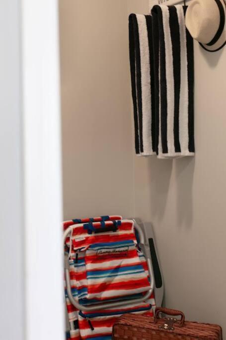 Lovely 2 Bedroom Suite Steps From The Beach 빅토리아 외부 사진