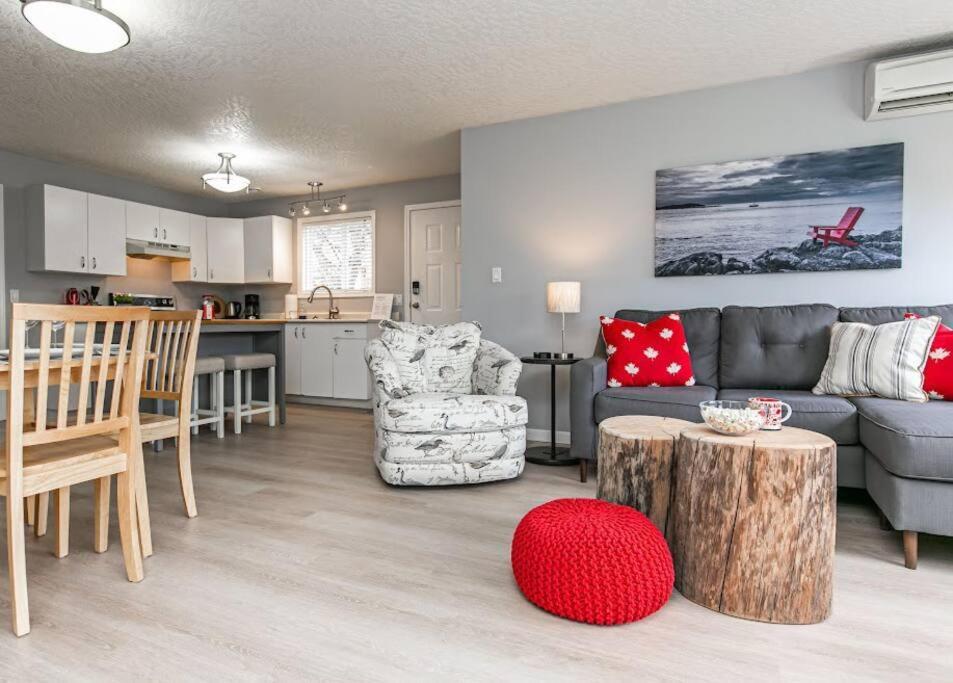 Lovely 2 Bedroom Suite Steps From The Beach 빅토리아 외부 사진