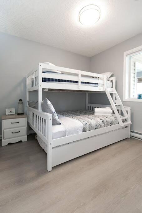 Lovely 2 Bedroom Suite Steps From The Beach 빅토리아 외부 사진