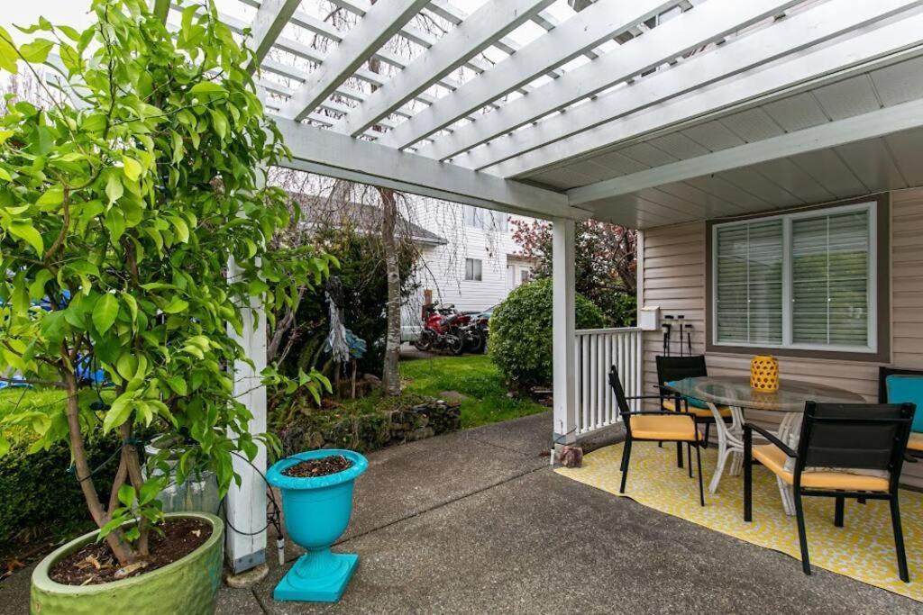 Lovely 2 Bedroom Suite Steps From The Beach 빅토리아 외부 사진