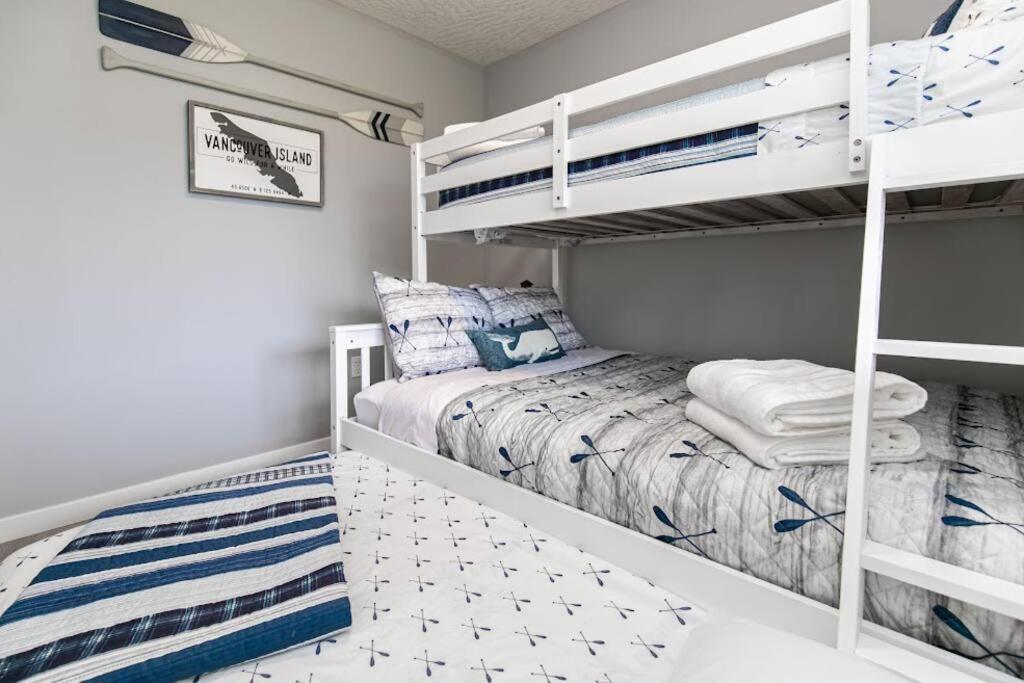 Lovely 2 Bedroom Suite Steps From The Beach 빅토리아 외부 사진