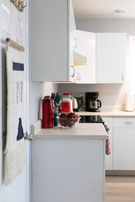 Lovely 2 Bedroom Suite Steps From The Beach 빅토리아 외부 사진