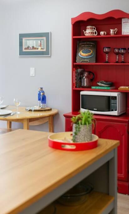 Lovely 2 Bedroom Suite Steps From The Beach 빅토리아 외부 사진