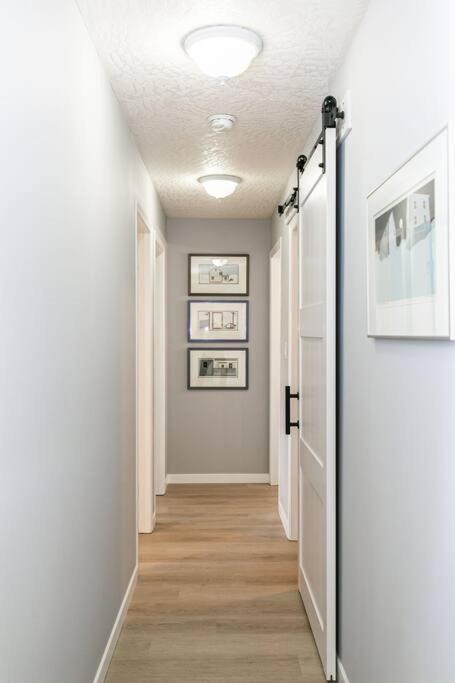 Lovely 2 Bedroom Suite Steps From The Beach 빅토리아 외부 사진