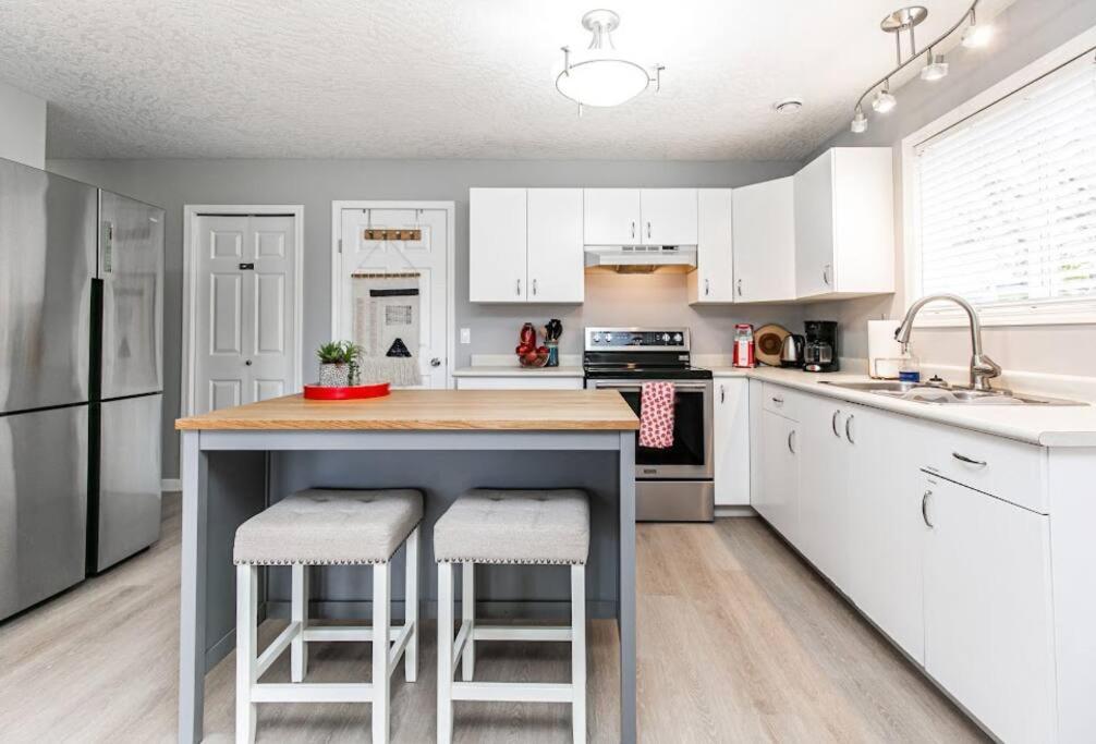 Lovely 2 Bedroom Suite Steps From The Beach 빅토리아 외부 사진