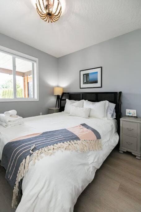 Lovely 2 Bedroom Suite Steps From The Beach 빅토리아 외부 사진