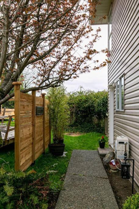 Lovely 2 Bedroom Suite Steps From The Beach 빅토리아 외부 사진