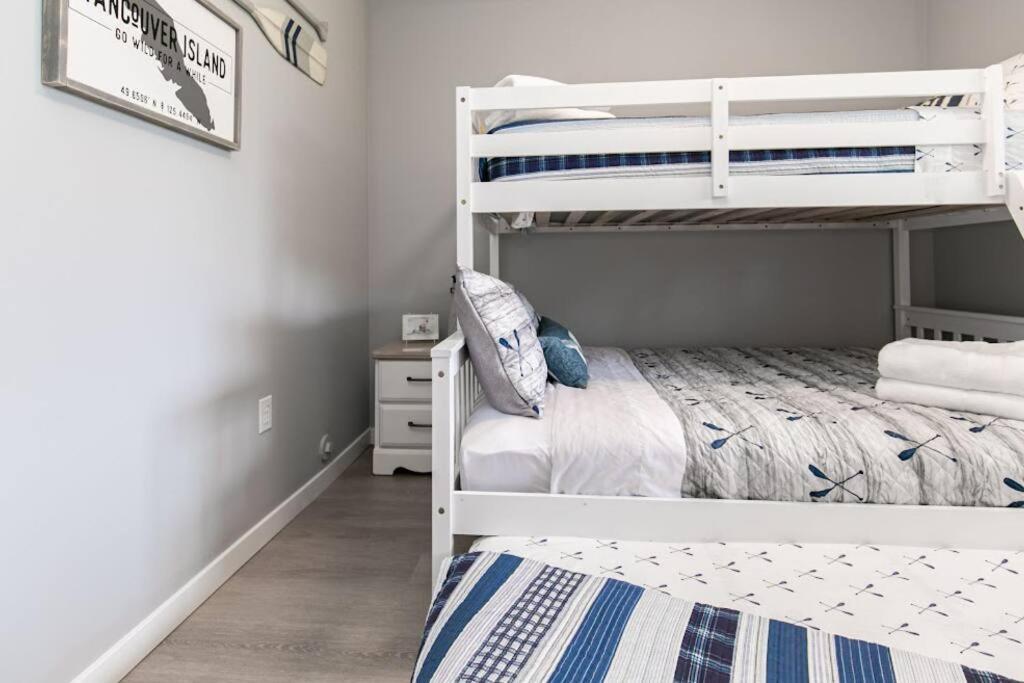 Lovely 2 Bedroom Suite Steps From The Beach 빅토리아 외부 사진