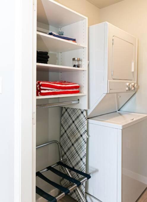 Lovely 2 Bedroom Suite Steps From The Beach 빅토리아 외부 사진