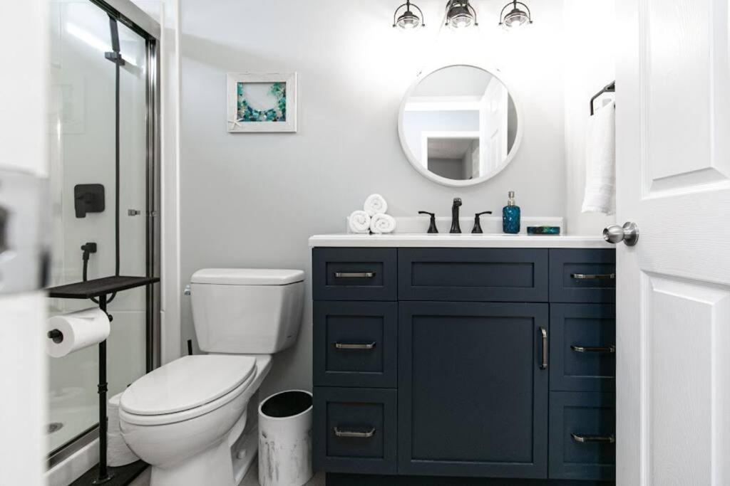 Lovely 2 Bedroom Suite Steps From The Beach 빅토리아 외부 사진