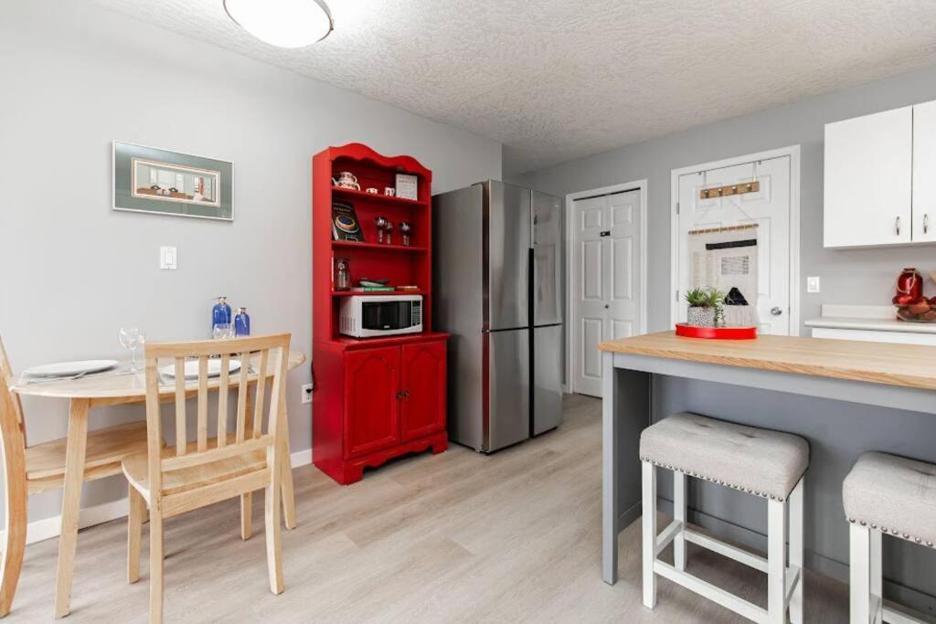 Lovely 2 Bedroom Suite Steps From The Beach 빅토리아 외부 사진