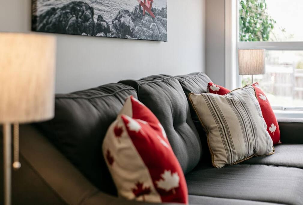 Lovely 2 Bedroom Suite Steps From The Beach 빅토리아 외부 사진