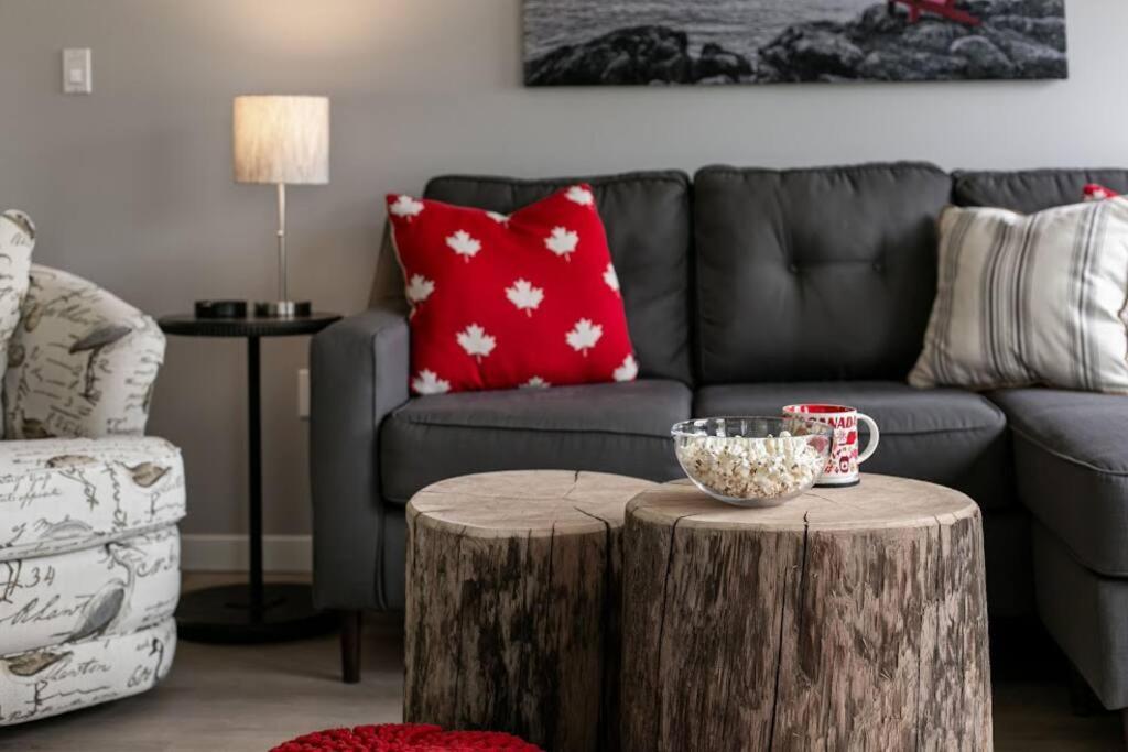 Lovely 2 Bedroom Suite Steps From The Beach 빅토리아 외부 사진
