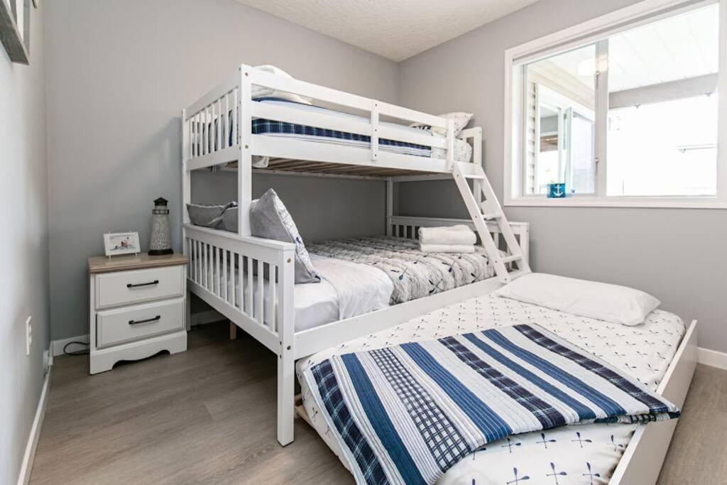 Lovely 2 Bedroom Suite Steps From The Beach 빅토리아 외부 사진