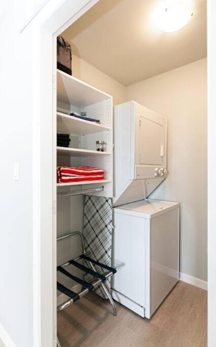 Lovely 2 Bedroom Suite Steps From The Beach 빅토리아 외부 사진