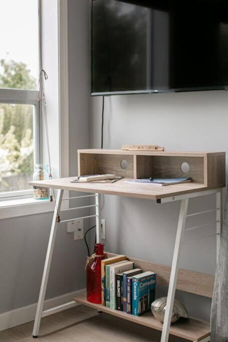 Lovely 2 Bedroom Suite Steps From The Beach 빅토리아 외부 사진