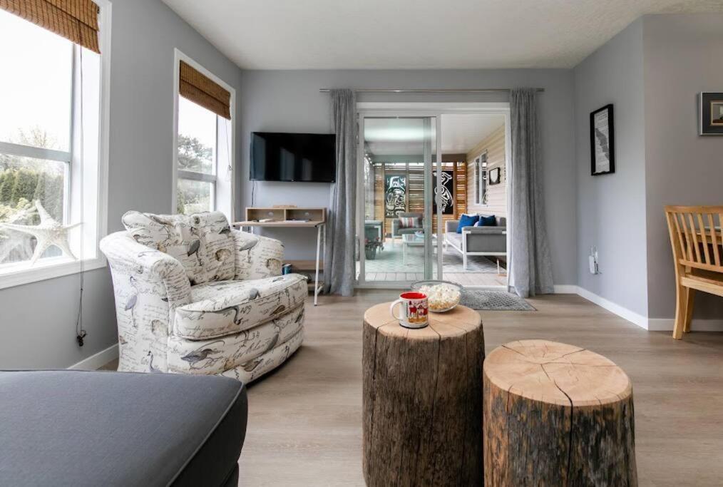 Lovely 2 Bedroom Suite Steps From The Beach 빅토리아 외부 사진