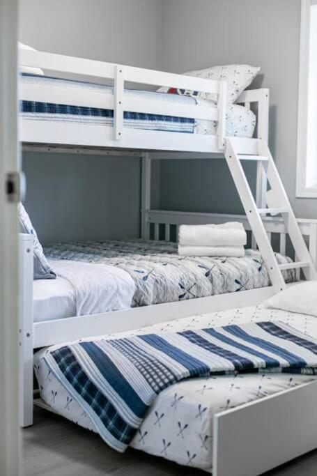Lovely 2 Bedroom Suite Steps From The Beach 빅토리아 외부 사진