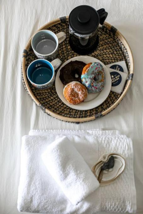 Lovely 2 Bedroom Suite Steps From The Beach 빅토리아 외부 사진