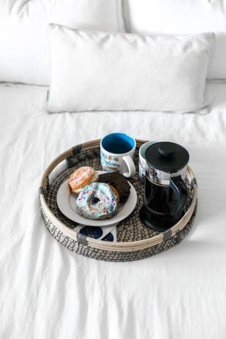 Lovely 2 Bedroom Suite Steps From The Beach 빅토리아 외부 사진