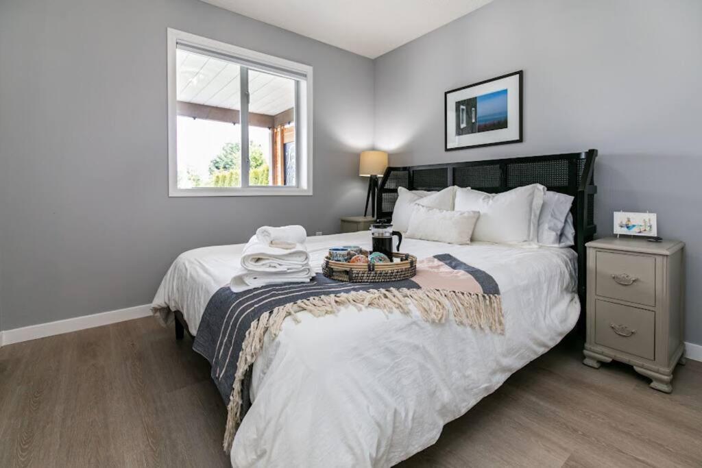 Lovely 2 Bedroom Suite Steps From The Beach 빅토리아 외부 사진